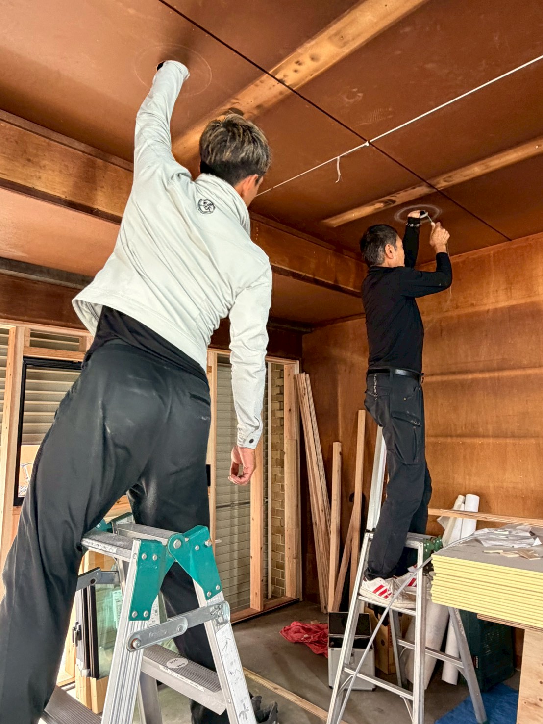 天井の配線・照明工事にあたる縁の職人2名