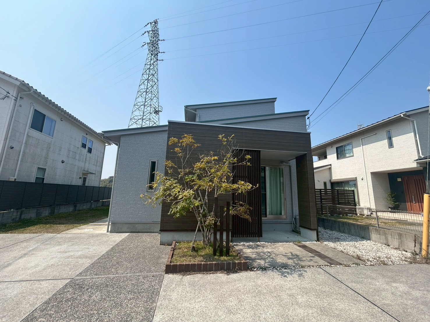 塗装後：玄関アプローチの雰囲気も一新