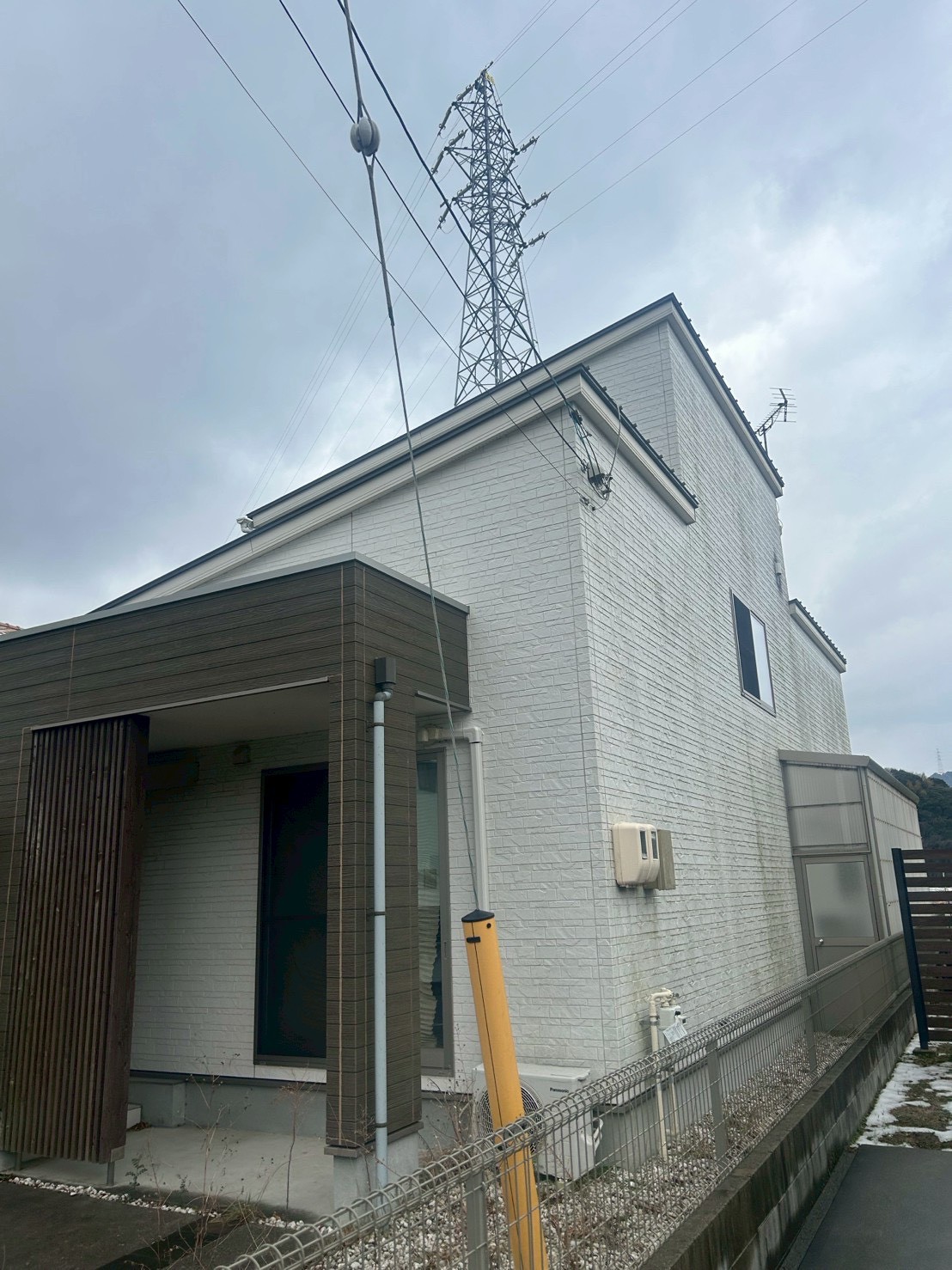塗装前：左サイドの外壁と鉄塔