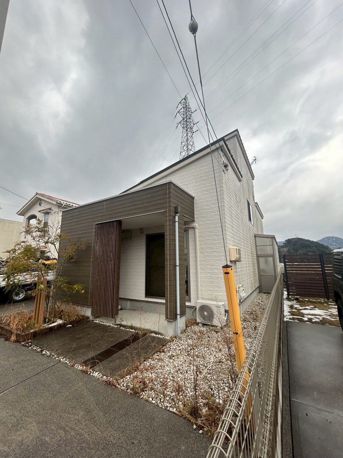塗装前：玄関アプローチから見た外観